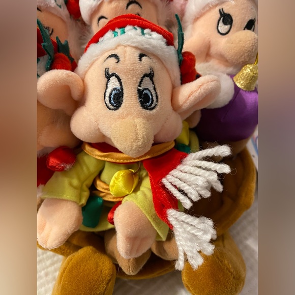 7 Dwarfs in a Christmas Sleigh, Vintage, Retired Disney Plush  NWT - Picture 7 of 10